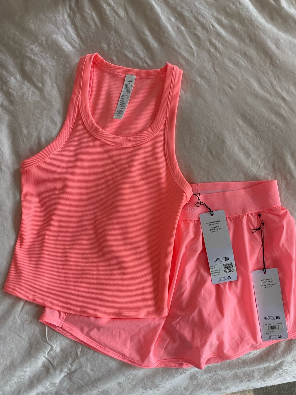ALO Yoga set neon bubble gum M NWT